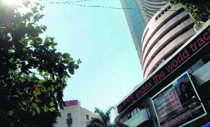 BSE Sensex edges higher; Ranbaxy Laboratories, Sun Pharma gain